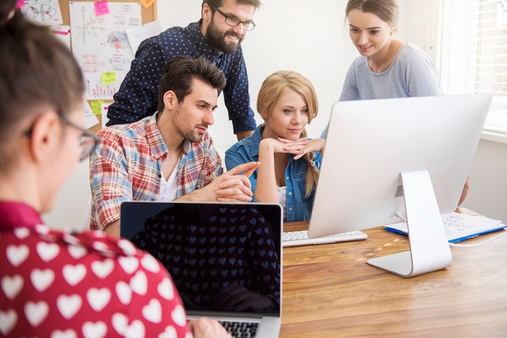Equipo de desarrolladores colaborando en proyecto tecnológico